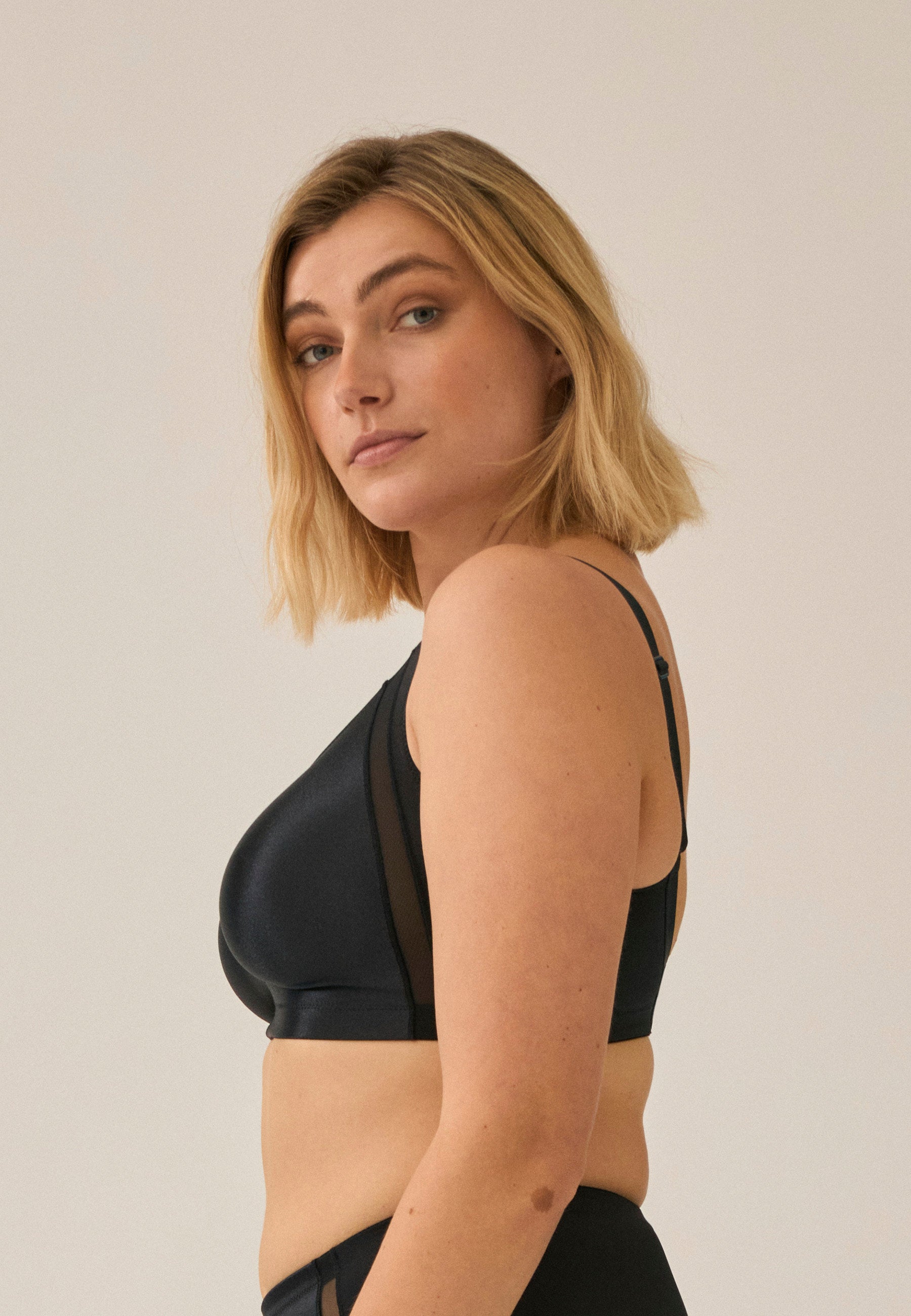 Curve Hugger - Soft Bra - Black