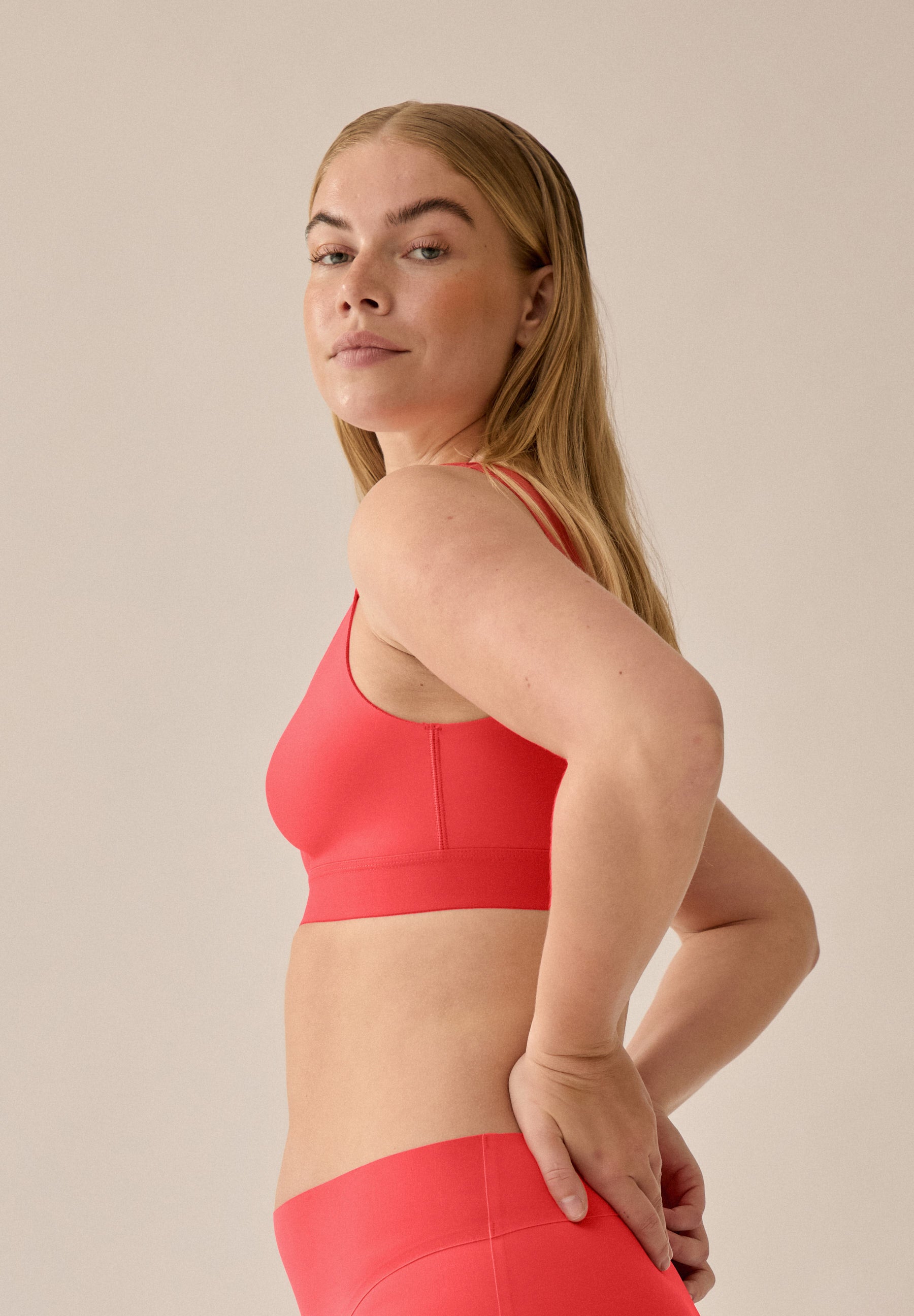 Model mit dem BH- und Slip-Set Chayenne Red von Naturana aus der neuen glättenden BH-Kollektion, mit Blick von links