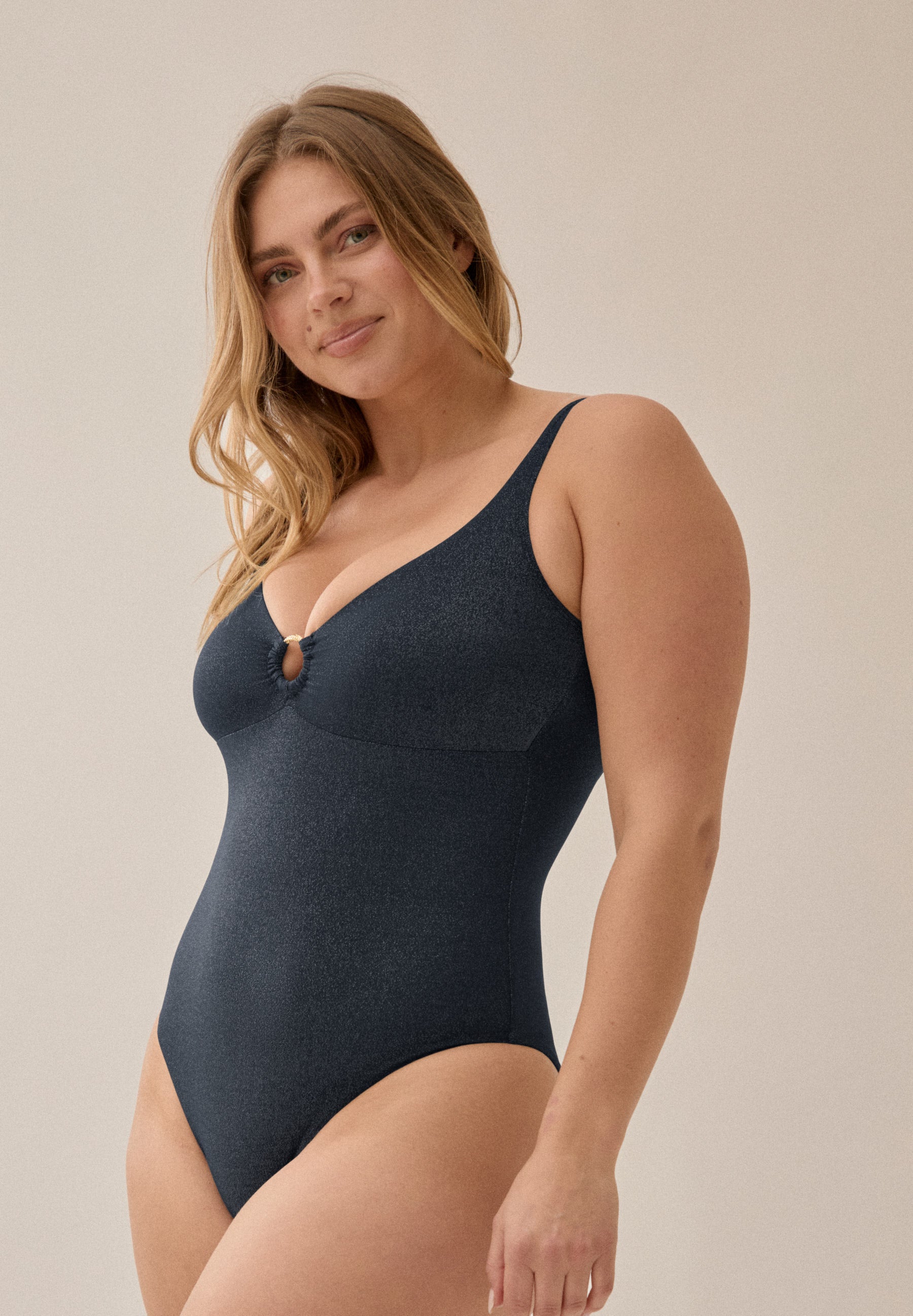 Bañador con copas y detalle de aro – Black Glam