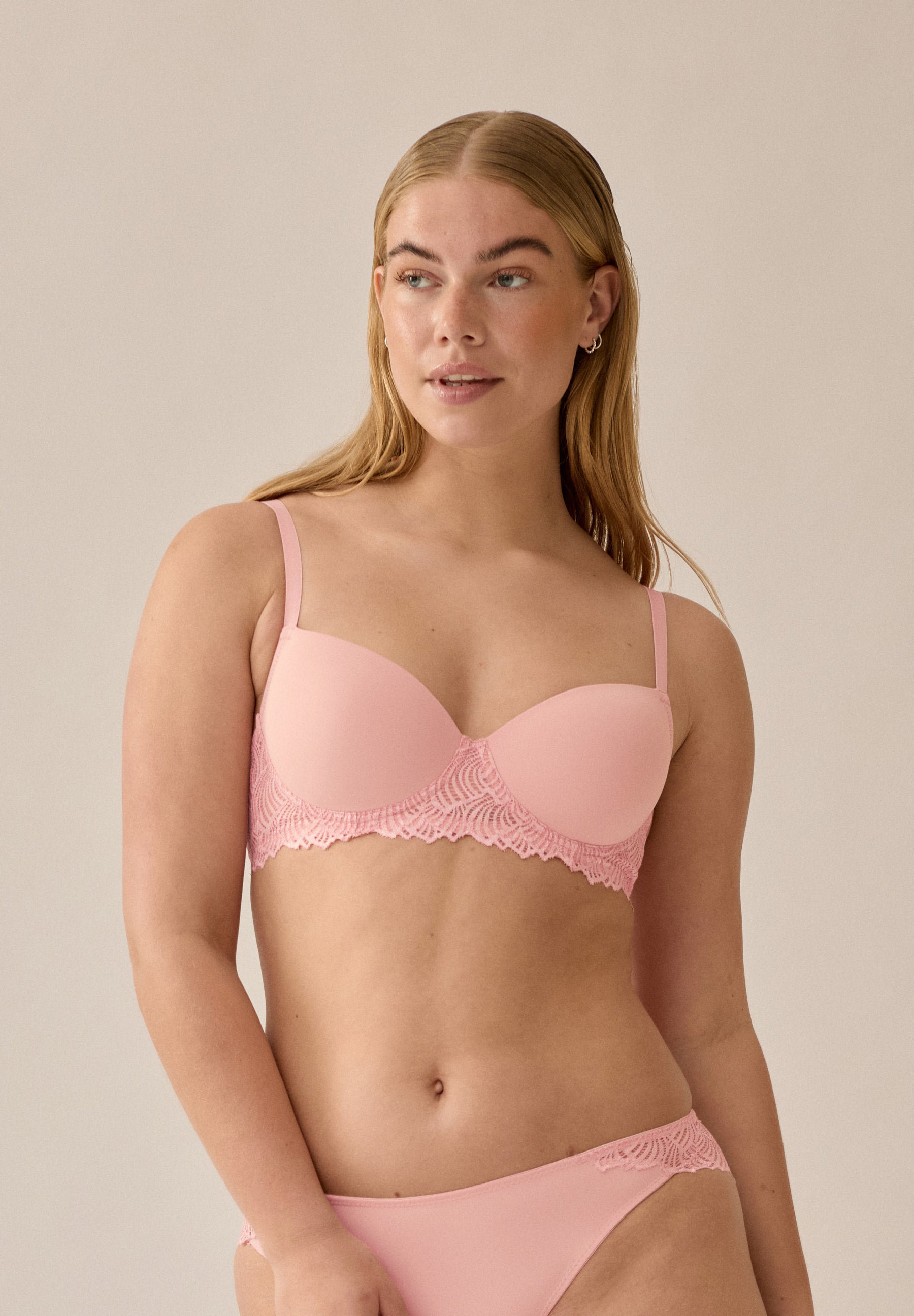 Das Model zeigt den Balconette-Schalen-BH mit Bügel und Spitze in der Farbe Pink Rose von vorne.
