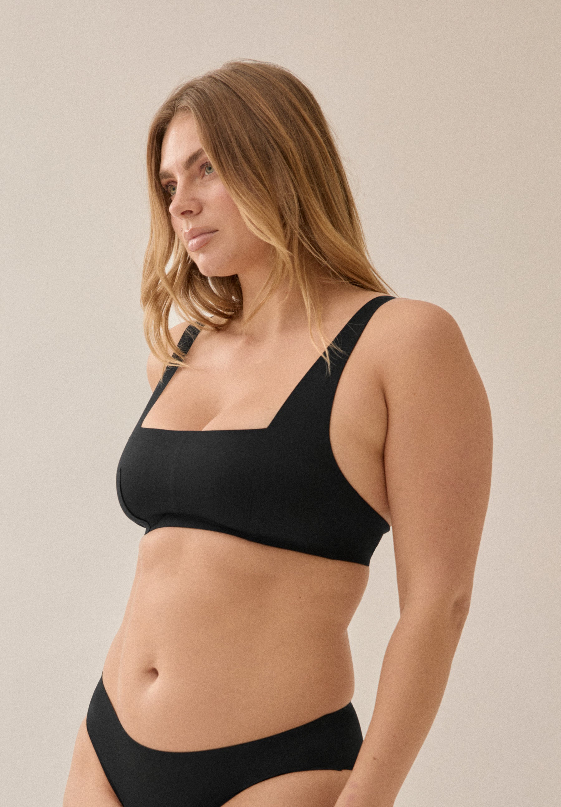 Bustier Bikini Top mit Clean-Cut Trägern und Schale - Schwarz